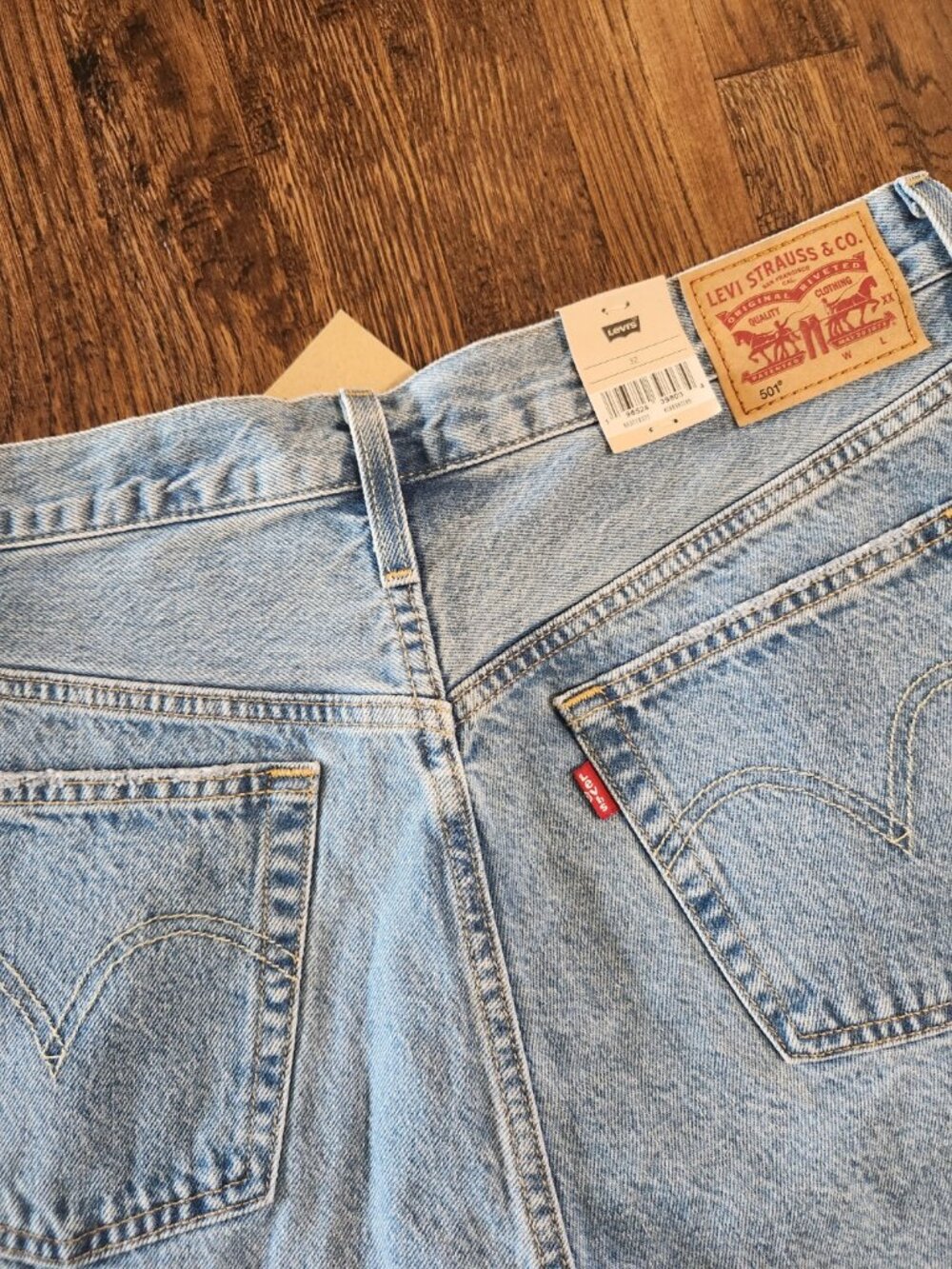 Levi’s NWT Women’s 501 Shorts Cotton High Rise Distressed Size 32 - Picture 4 of 5